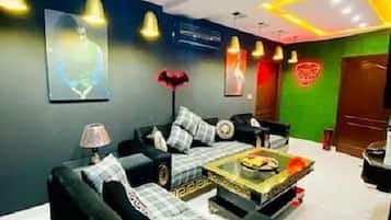 Apartamento Deluxe | Zona de estar | Una televisión LCD