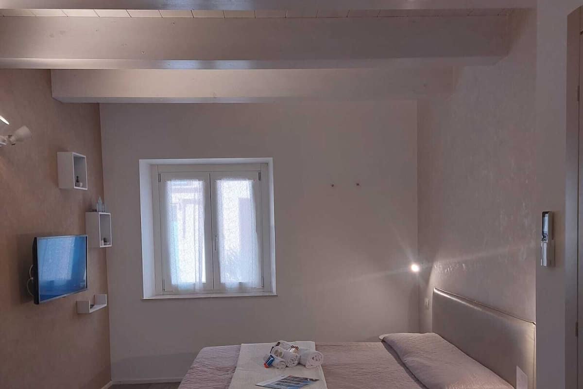 In-room safe, desk, WiFi (free), bed sheets
