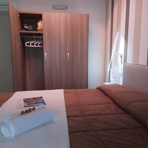 Coffres-forts dans les chambres, bureau, Wi-Fi gratuit, draps fournis