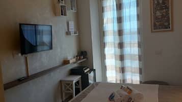 Peti besi dalam bilik, meja, Wi-fi percuma, cadar katil
