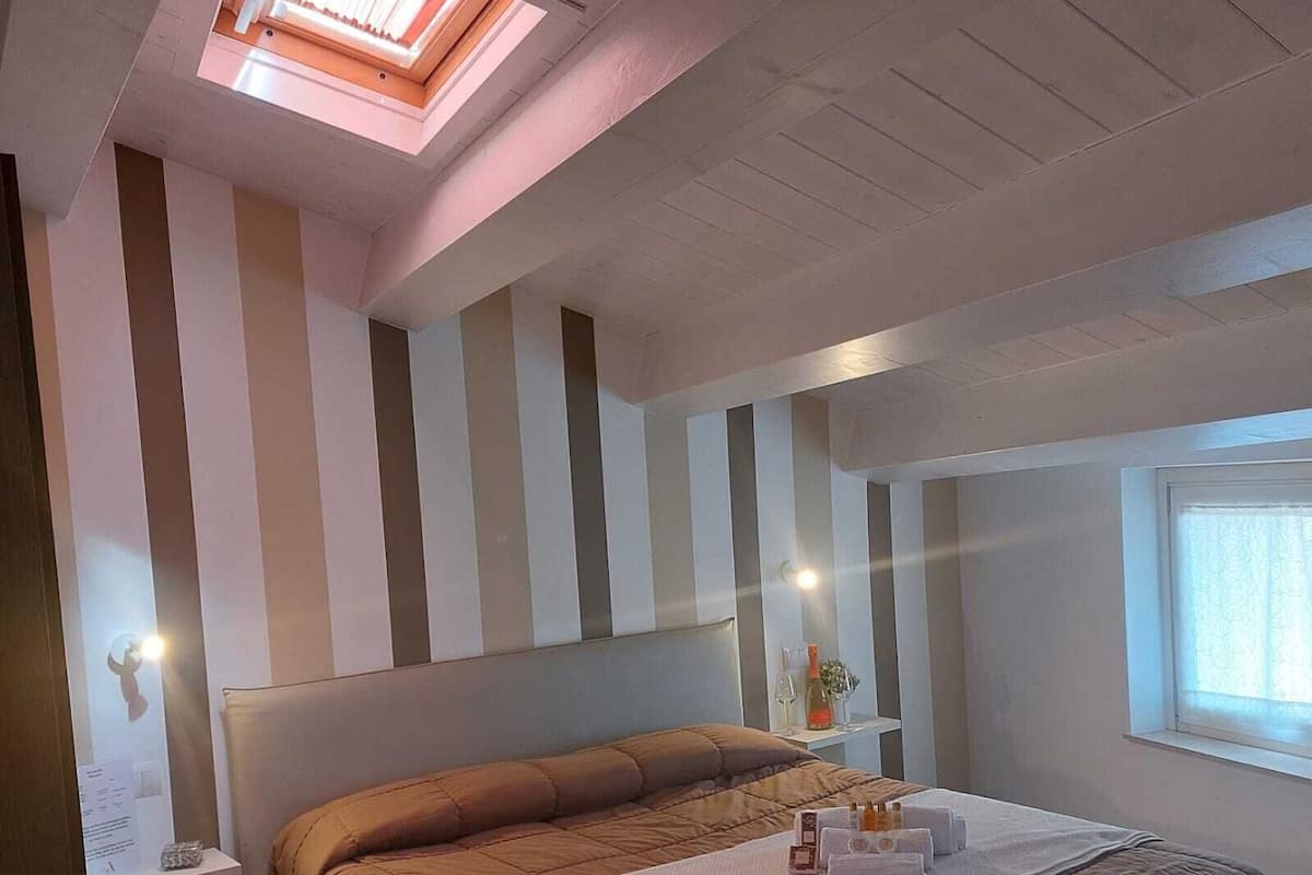 In-room safe, desk, WiFi (free), bed sheets
