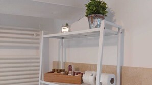 Chambre quadruple de base, 1 lit double, non-fumeur | Salle de bain | Douche, douche cascade, articles de toilette (gratuits)