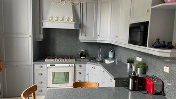 Cookware/dishes/utensils