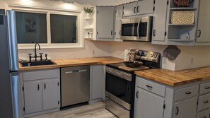 Fridge, microwave, oven, stovetop - Centrally located in the Berkshires - Cozy Bungalow in SE Pittsfield! (Pittsfield)