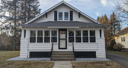 Centrally located in the Berkshires - Cozy Bungalow in SE Pittsfield!