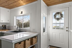 Classic Room | Private kitchen | Fridge, microwave, oven, espresso maker