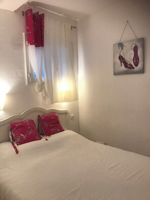 1 soverom og strykejern/-brett