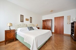 2 quartos, ferros/tábuas de passar roupa, Wi-Fi de cortesia