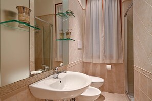 Dusche, Haartrockner, Bidet, Handtücher