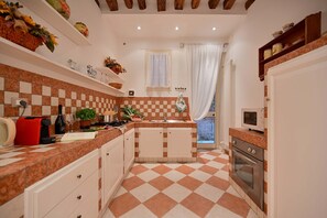 Kühlschrank, Mikrowelle, Ofen, Wasserkocher mit Kaffee-/Teezubehör