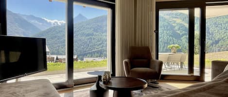 Een televisie en een stereo