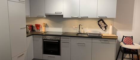 Kühlschrank, Geschirrspüler, Kochgeschirr/Geschirr/Besteck