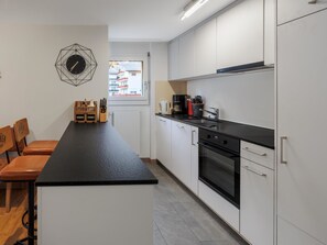 Fridge, cookware/dishes/utensils