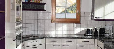 Kühlschrank, Kochgeschirr/Geschirr/Besteck, Esstisch