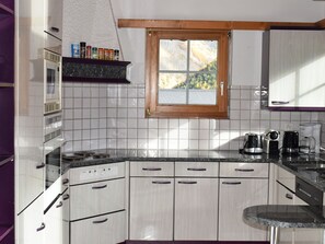 Réfrigérateur, batterie de cuisine, vaisselle et ustensiles