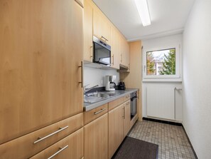 Kühlschrank, Geschirrspüler, Kochgeschirr/Geschirr/Besteck