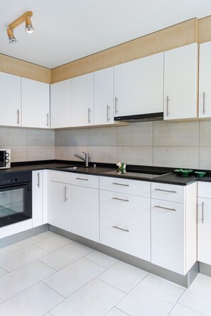 Kühlschrank, Kochgeschirr/Geschirr/Besteck