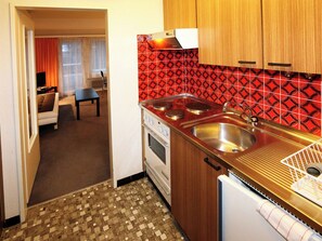 Fridge, cookware/dishes/utensils