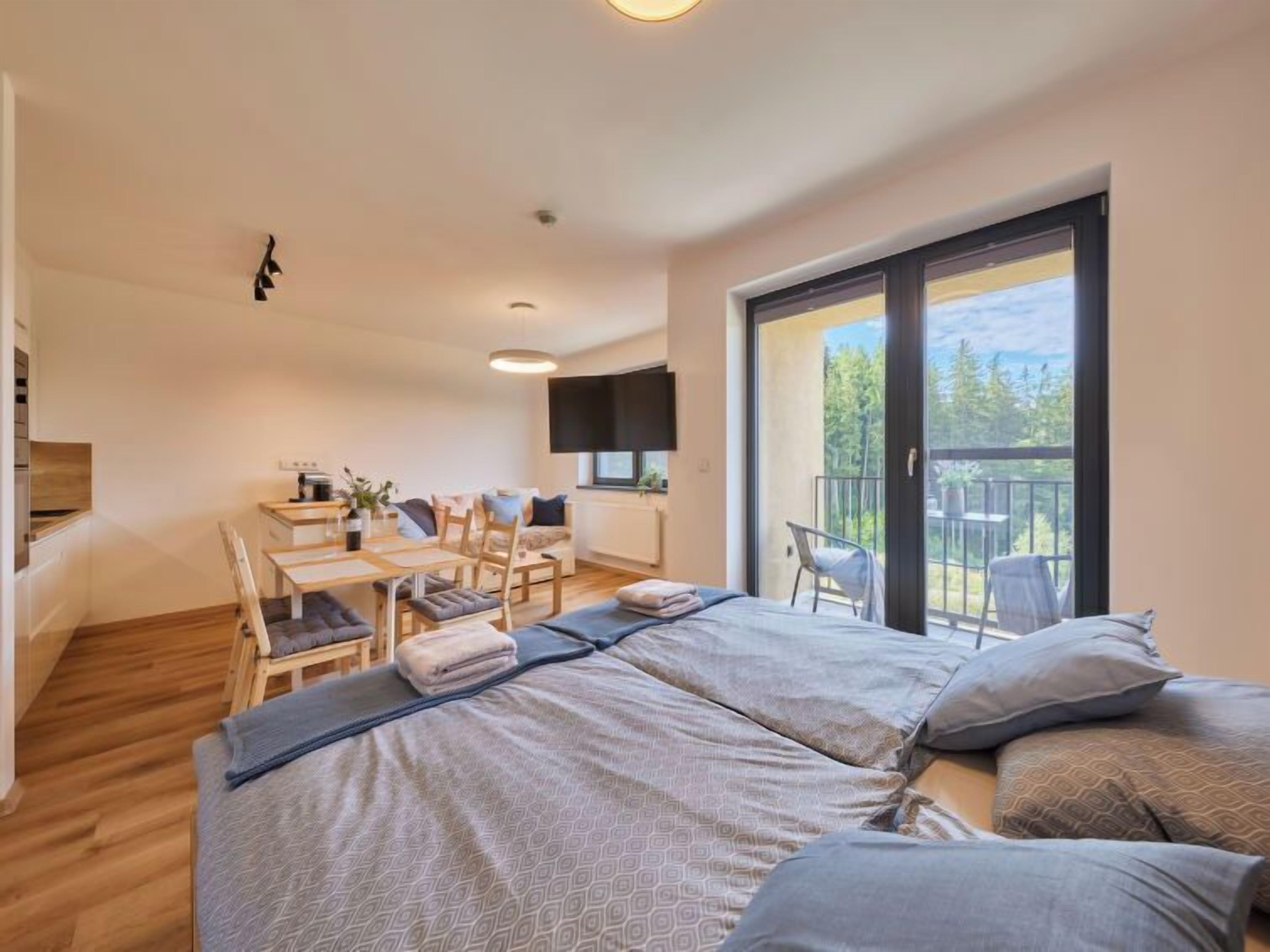 1 bedroom, desk, internet