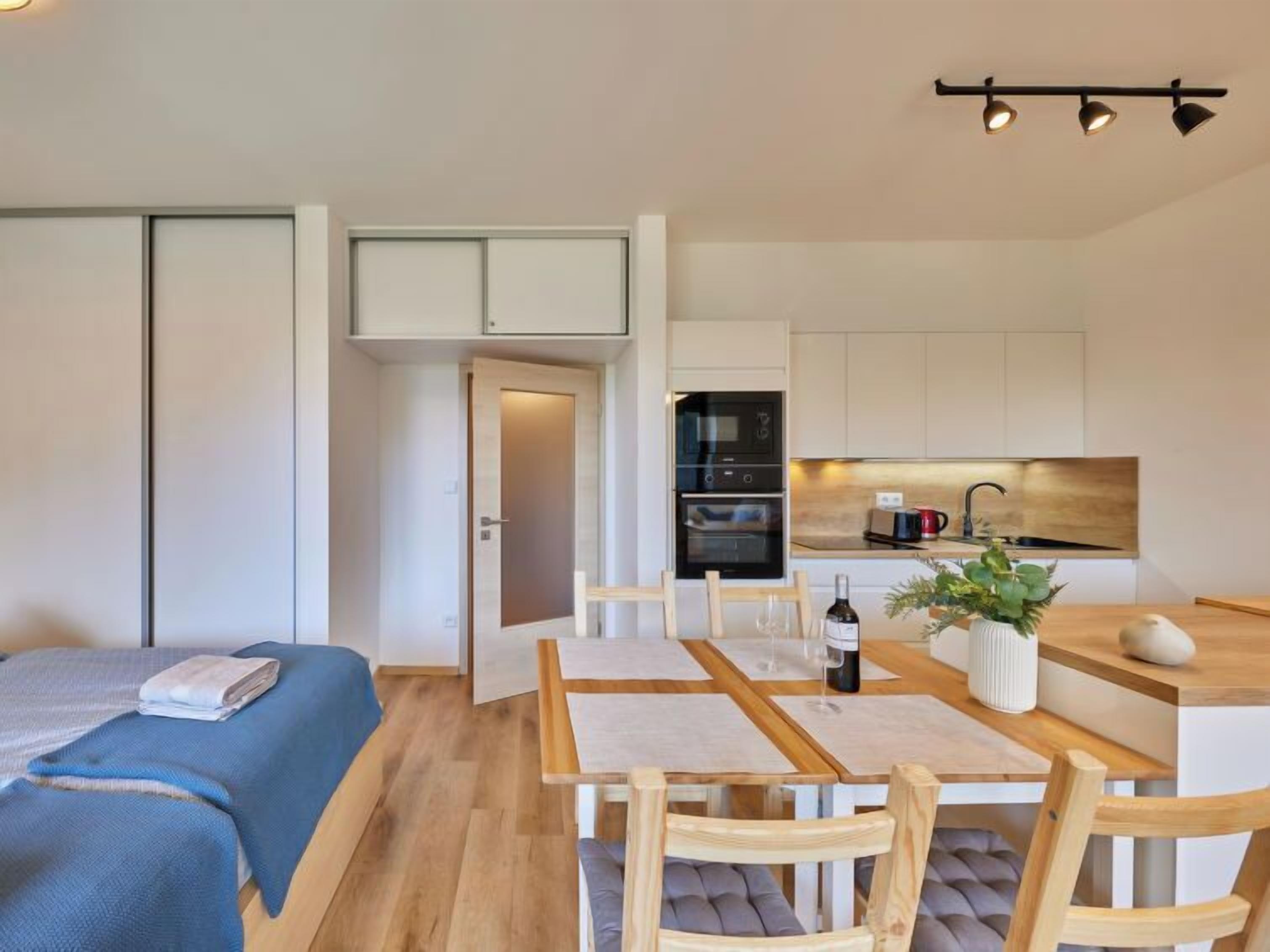 1 bedroom, desk, internet
