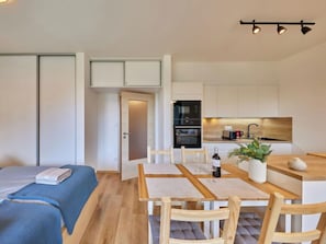 1 bedroom, desk, Internet