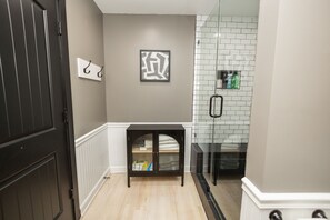 Dutxa, assecador de cabells, bidet i tovalloles 