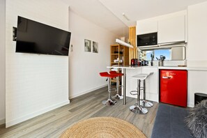 Fridge, microwave, coffee/tea maker, electric kettle