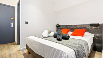 Een strijkplank/strijkijzer, gratis wifi, beddengoed