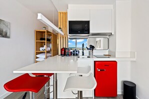 Refrigerador, microondas, cafetera y tetera y tetera eléctrica 