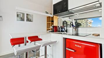 Een koelkast, een microgolfoven, een koffiezetapparaat/waterkoker