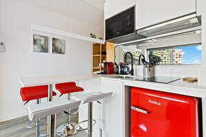 Kühlschrank, Mikrowelle, Wasserkocher mit Kaffee-/Teezubehör