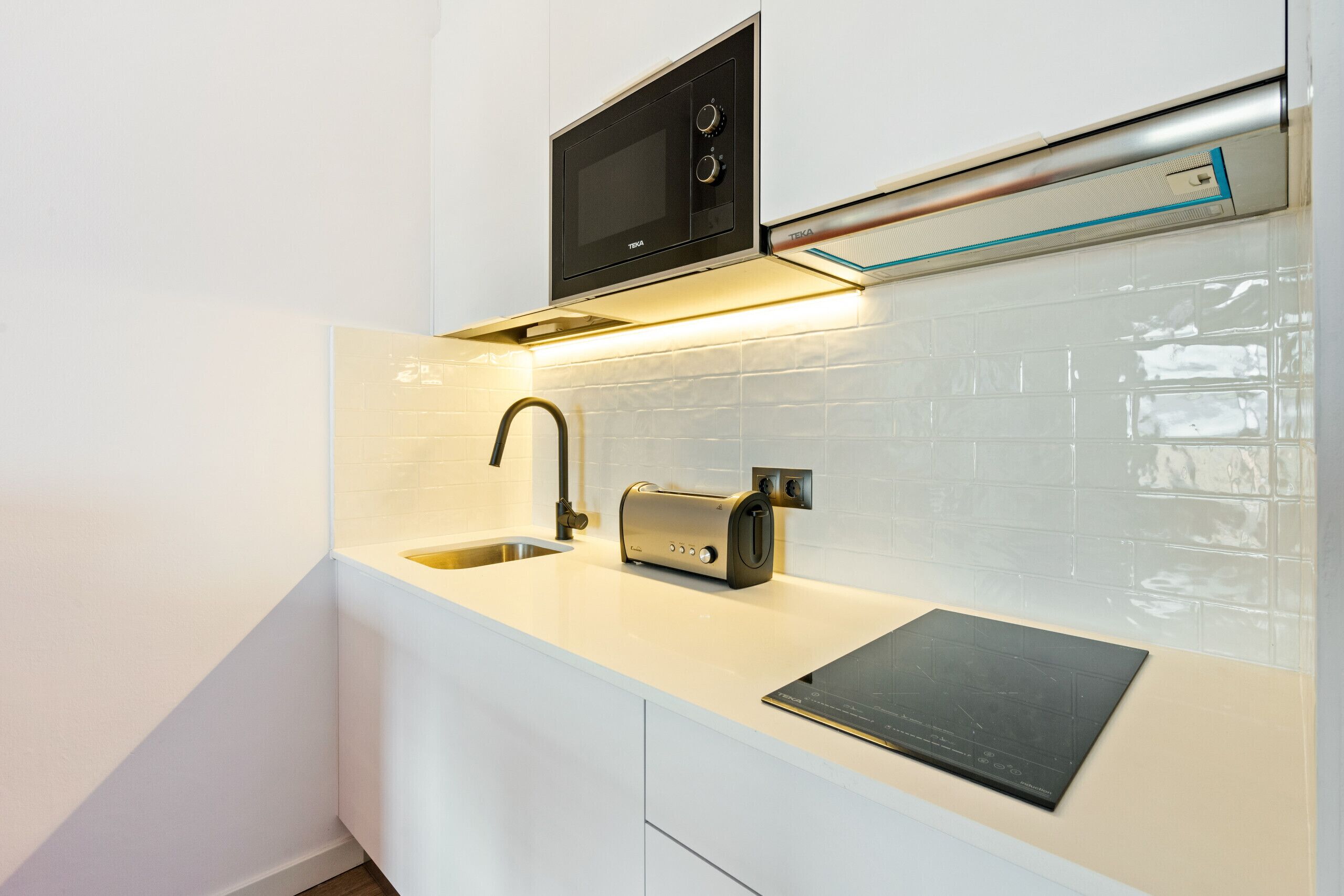 Réfrigérateur, micro-ondes, cafetière/bouilloire, bouilloire électrique