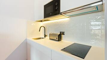 Réfrigérateur, micro-ondes, cafetiÚre/bouilloire, bouilloire électrique