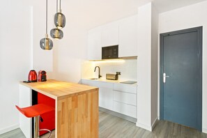Fridge, microwave, coffee/tea maker, electric kettle