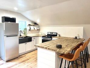 Private kitchen - cozy romantic getaway private woody area 5 mins from hiking trails  (Coatesville)