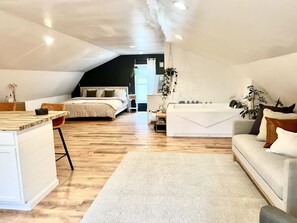 1 bedroom, WiFi - cozy romantic getaway private woody area 5 mins from hiking trails  (Coatesville)