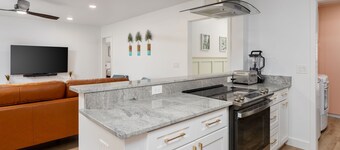 Urban Sophistication, Tropical Vibes, Hot Tub, Close to Beach! Clean!