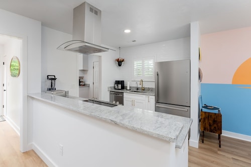 Urban Sophistication, Tropical Vibes, Hot Tub, Close to Beach! Clean!