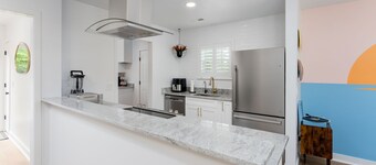 Urban Sophistication, Tropical Vibes, Hot Tub, Close to Beach! Clean!