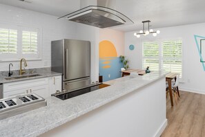 Kylskåp, mikrovågsugn, ugn och spishäll