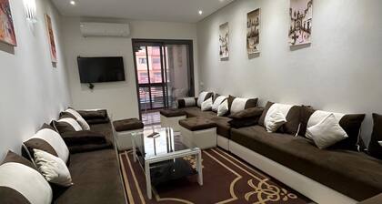 Large 2 bedroom a minute from train station Guilez