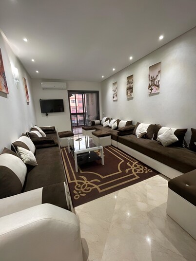 Large 2 bedroom a minute from train station Guilez