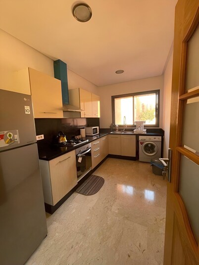 Large 2 bedroom a minute from train station Guilez