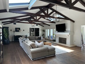 Smart-tv, een open haard, een tafeltennistafel en boeken