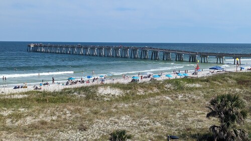 Remodeled 1 BR across from Beach. Restaurants, bars, shops. Extended stay rates.