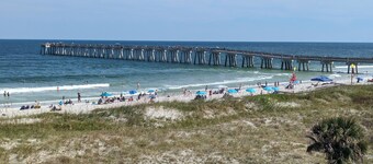 Remodeled 1 BR across from Beach. Restaurants, bars, shops. Extended stay rates.