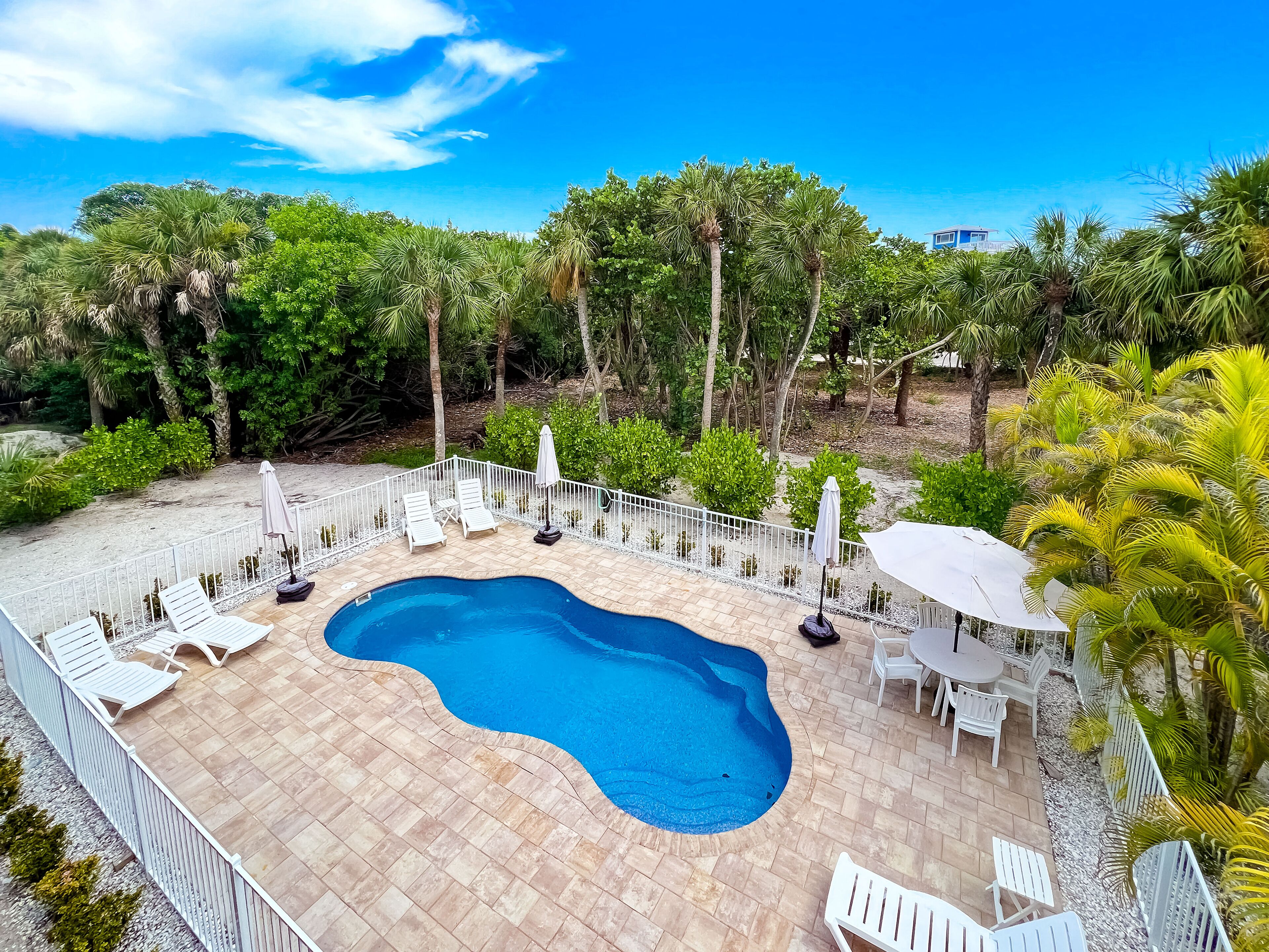 Paradise 3-BR 2-BA steps to the beach, private pool surrounded by nature NEW!