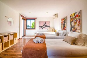 4 quartos, ferros/tábuas de passar roupa, acesso à internet