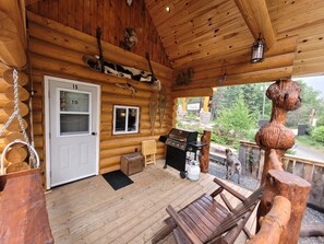 Outdoor dining - Site 15 Trapper Glamping Bunkie Small Urban Farm (Kenora)