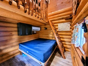 2 bedrooms, WiFi - Site 15 Trapper Glamping Bunkie Small Urban Farm (Kenora)